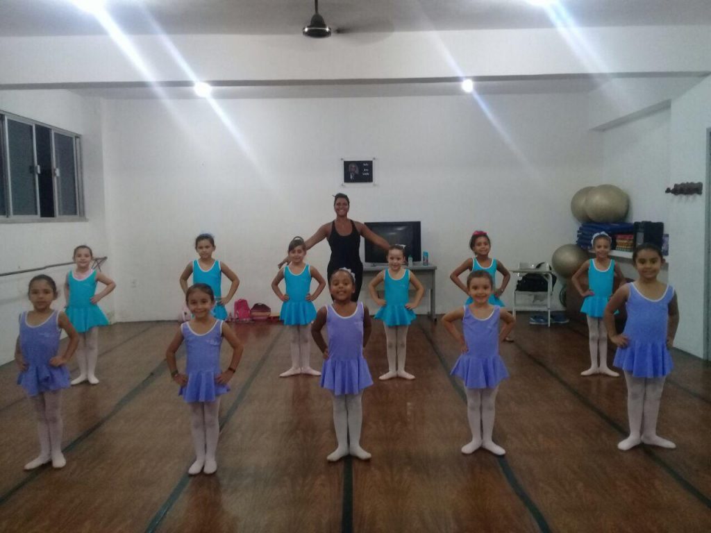 Alunas do Pré ballet em formação 